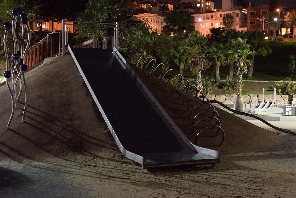 Rutsche auf einem Spielplatz